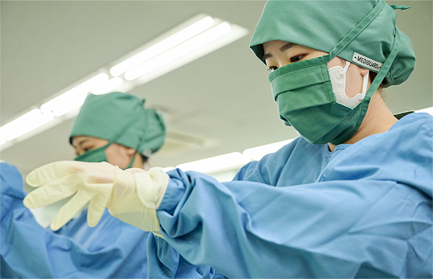 手術時の手洗いと手袋の装着